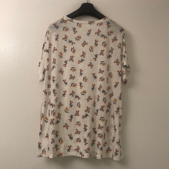 Caslon Rounded V-Neck Tee - Picture 6 of 9